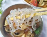 Foto langkah ke 6 dari resep Chicken tom yam soup and shiratake noodles.