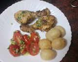 Foto del paso 4 de la receta: Pollo adobado en freidora de aire con papas arrugas y tomates cherry al ajillo