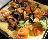 Foto del paso 3 de la receta: Tortilla abierta con salmón, granada y mermelada de guindilla