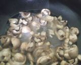 मशरूम और मटर की ग्रेवी सब्जी (mushroom aur matar ki gravy sabzi recipe in Hindi) रेसिपी चरण 2 फोटो