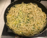 Foto del paso 6 de la receta: Tortilla de tallarines con queso