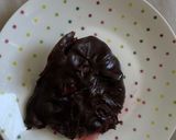 Foto del paso 3 de la receta: Rico postre helado de frutillas, yogurt y chocolate🍓🍫