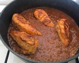 Omlós, fűszeres csirkemell pikáns szószban recept fázis 3 fotója