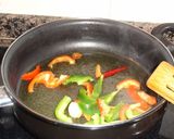 Foto del paso 2 de la receta Rape con marisco en salsa