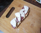 Foto del paso 2 de la receta: Tostas de salchichón y queso de cabra
