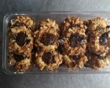 Foto langkah ke 8 dari resep Crunchy Peanut Thumbprint Cookies.