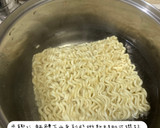 清冰箱料理！鐵板起司洋蔥甜椒雞肉炒泡麵的食譜步驟5照片