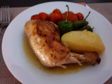 Pollo hervido con guarnición de pimientos del padrón y tomatitos