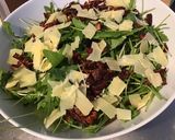 Une image de l'étape 5 de Roquette aux tomates séchées,copeaux de comté affiné et herbes aromatiques.