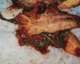 Foto langkah ke 6 dari resep Goreng sarden campur kentang dan daun singkong.