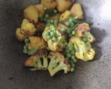 আলু ফুলকপির তরকারি (aloo Fulkopir tarkari recipe in bengali) রেসিপির ধাপ 1 ছবি