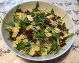 Une image de l'étape 6 de Roquette aux tomates séchées,copeaux de comté affiné et herbes aromatiques.
