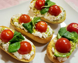 Foto del paso 5 de la receta: Tostas con queso cottage, tomatitos cherry, guacamole y más