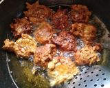 A picture of step 3 of Dudhi ke pakore.