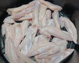 รูปขั้นตอนการทำที่ 1 ของ ปลายปีกไก่อบเกลือกรอบๆ Air fryer