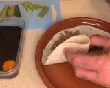 Foto del paso 9 de la receta: Tortilla trend con cerdo teriyaki, cebolla caramelizada, pepinillo encurtido y yema curada soja y PX