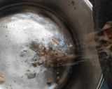 A picture of step 5 of Kashmiri kahwa.