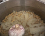 Foto del paso 2 de la receta: Potaje de garbanzos, bacalao, judía blanca y espinacas en olla exprés