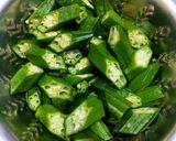 A picture of step 1 of Lahsuni Bhindi or Garlic Okra.