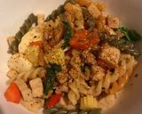 รูปขั้นตอนการทำที่ 7 ของ ฟูซิลลี่ผัดกะเพราหมูสับ หมูยอ เต้าหู้ไข่