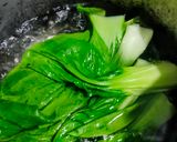 Foto langkah ke 2 dari resep Pokcoy Sosis Saos Tiram.