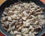 Foto del paso 7 de la receta: Pechuga de pollo con champiñones Portobello, con salsa de Cabrales
