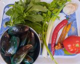 Foto langkah ke 1 dari resep Sop kerang hijau daun kemangi.