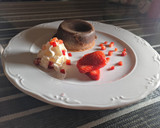 Foto del paso 21 de la receta: Volcán de chocolate con fresas y nata