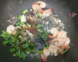Foto langkah ke 2 dari resep Mie Kangkung Udang.