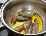 Foto del paso 1 de la receta Tomates rellenos de langostinos y surimi aderezados con mahonesa y aceite de marisco