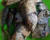 Foto langkah ke 1 dari resep Ikan Kembung Bumbu Kuning Pedas.
