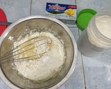 Foto langkah ke 2 dari resep Beignets (New Orleans Doughnut).