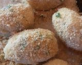 Foto del paso 7 de la receta: Bombas de papa con doble empanado(truco para que no se salga él pan rallado y no se rompan al freír)
