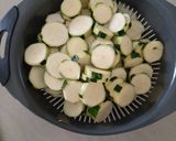 Une image de l'étape 1 de Filet mignon sur lit de courgettes et champignons avec tagliatelles et sauce fromagère.