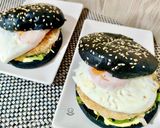 Foto del paso 4 de la receta: Black burger de merluza y camarones con huevo frito y salsa de mango y curry