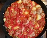 Foto del passaggio 6 della ricetta Polpette di carne al sugo con patate e piselli 🌷