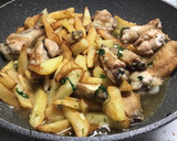 Foto del paso 3 de la receta: Alitas con patatas, al vino blanco y ajo con perejil