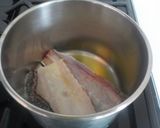 Foto del paso 2 de la receta: Merluza al limón al horno con salsa de verduras, cítricos y nata