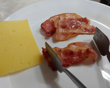 Foto del paso 3 de la receta: Hamburguesa de Angus con bacon, queso, tomate, cebolla y pan cristal