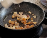 Foto del paso 5 de la receta: Patatas revolconas con salteado de setas de chopo