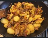 Une image de l'étape 2 de Pommes de terre et betteraves rouges au porc et deux oignons.