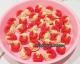 Foto langkah ke 4 dari resep Bolu twister merah putih.