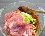 รูปขั้นตอนการทำที่ 2 ของ หมูผัดโคชูจัง (Stir fried pork gochujang)