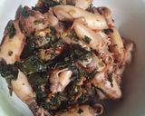 Foto langkah ke 6 dari resep Tumis Cumi Asin Daun Singkong.