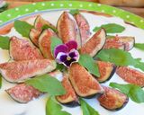 Foto del paso 1 de la receta: Crema de queso cabra con brevas y rúcula