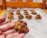 Foto langkah ke 9 dari resep Choco Chips-Cranberries Cookies Simple, Renyah dan Yummy.