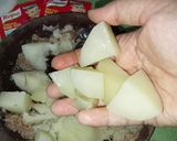 Foto langkah ke 4 dari resep Kroket kentang tahu isi sosis.