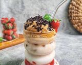 Foto langkah ke 5 dari resep Strawberry Iced Latte.