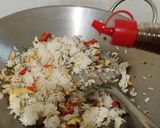 Foto langkah ke 4 dari resep Nasi Goreng Daun Jeruk.