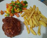 Foto langkah ke 8 dari resep Fire chicken sauce BBQ and sauted vegetables with french friesh.